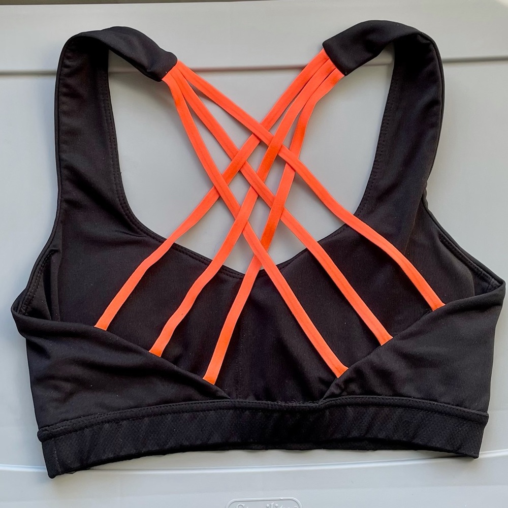 FOREVER 21 Strappy Sports Bra. Size SMALL